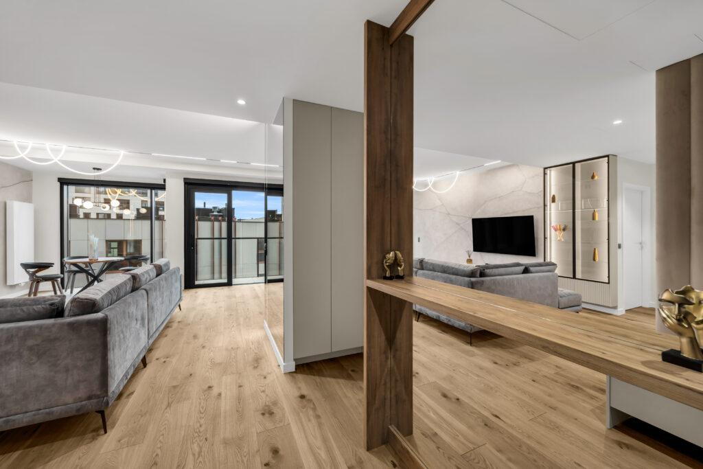 salon i przedpokoj lustro